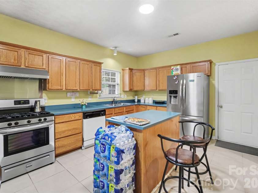 3207 Passour Ridge Lane, Charlotte, NC 28269.  MLS# CAR4421125, YatesRealty ID 48906. Kitchen
