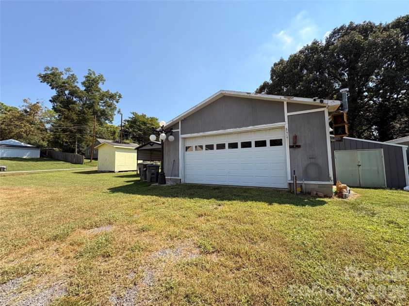 1001 Klondale Avenue, Kannapolis, NC 28081.  MLS# CAR4421747, YatesRealty ID 48909. Garage