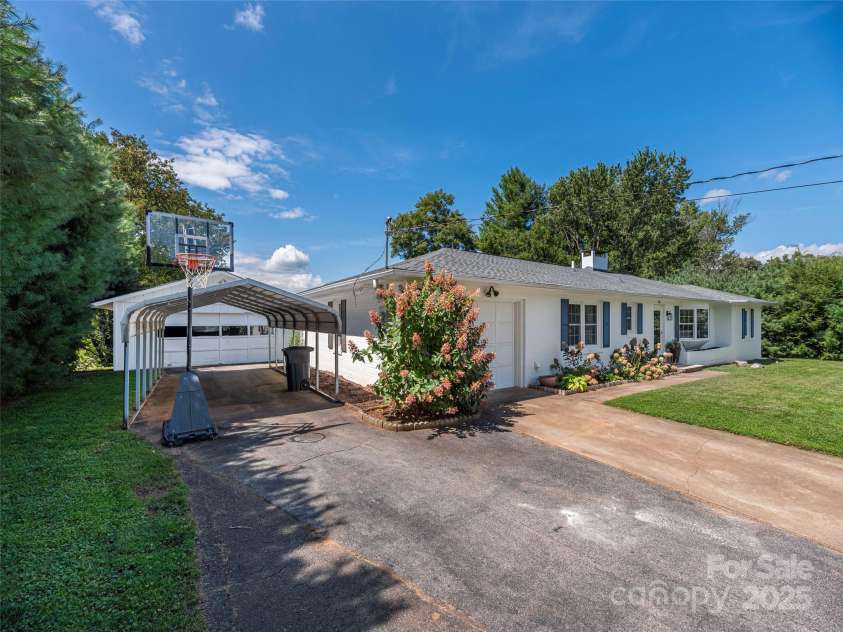 868 Mulberry Street, Clyde, NC 28721.  MLS# CAR4301265, YatesRealty ID 4891. 