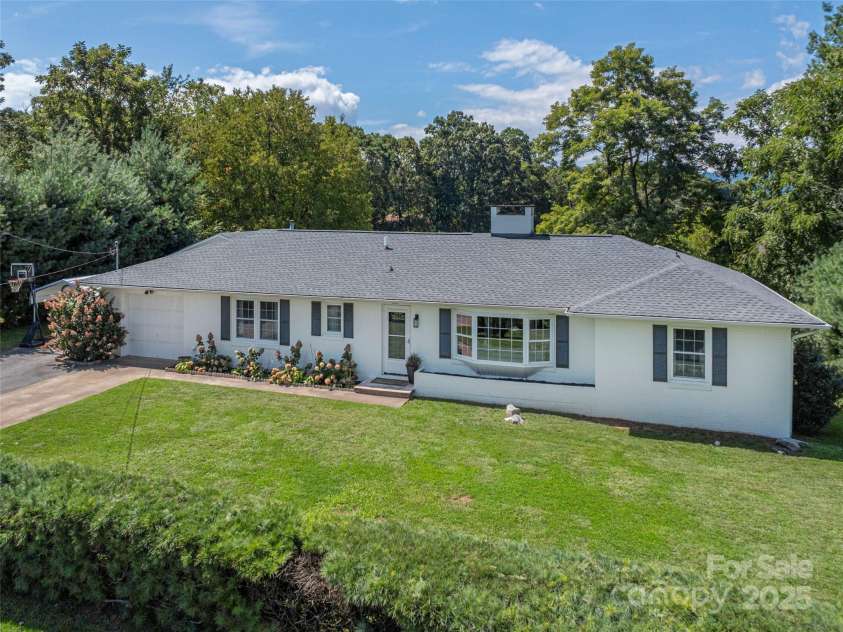 868 Mulberry Street, Clyde, NC 28721.  MLS# CAR4301265, YatesRealty ID 4891. 