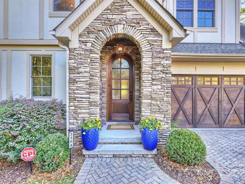 3304 Josephine Court, Charlotte, NC 28205.  MLS# CAR4319912, YatesRealty ID 48912. Beautiful entrance way.