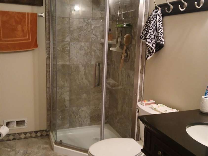 304 red oak Drive, Hendersonville, NC 28791.  MLS# CAR4420508, YatesRealty ID 48919. Full bath in loft
