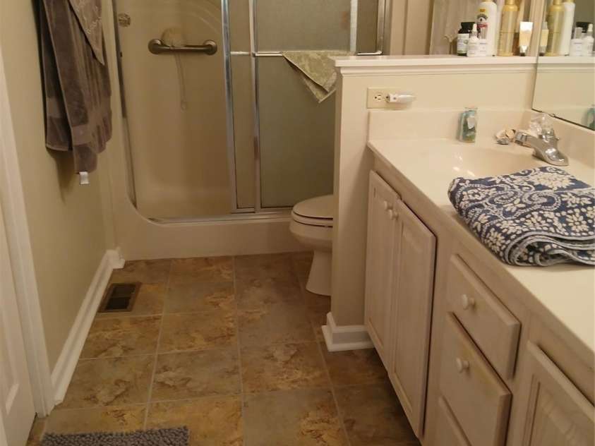304 red oak Drive, Hendersonville, NC 28791.  MLS# CAR4420508, YatesRealty ID 48919. Primary bath