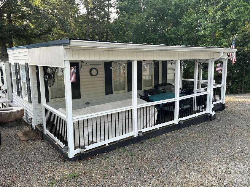 138 Marina Drive, New London, NC 28127.  MLS# CAR4398855, YatesRealty ID 48921. 