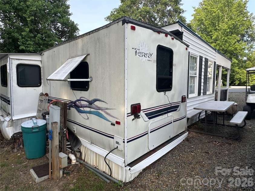 138 Marina Drive, New London, NC 28127.  MLS# CAR4398855, YatesRealty ID 48921. 