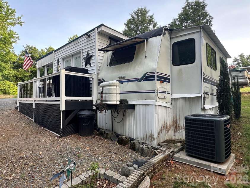 138 Marina Drive, New London, NC 28127.  MLS# CAR4398855, YatesRealty ID 48921. 