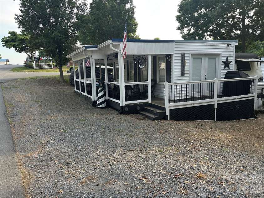 138 Marina Drive, New London, NC 28127.  MLS# CAR4398855, YatesRealty ID 48921. 