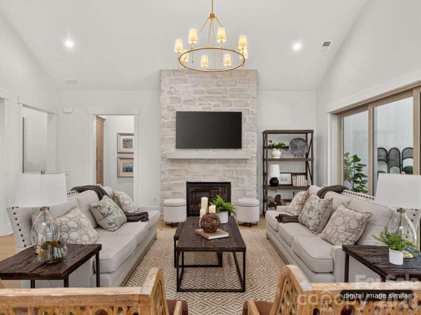 128 Willow View Loop, Davidson, NC 28036.  MLS# CAR4403823, YatesRealty ID 48929. Great Room with Vaulted Ceiling