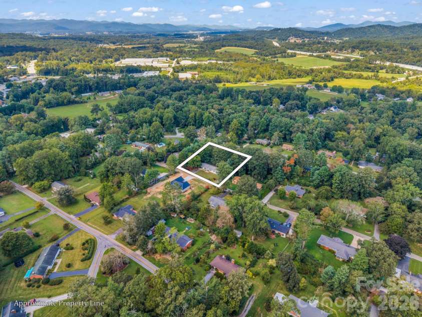 3208 Florida Drive, Hendersonville, NC 28792.  MLS# CAR4420340, YatesRealty ID 48937. 