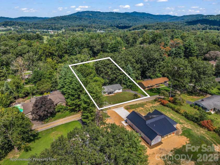 3208 Florida Drive, Hendersonville, NC 28792.  MLS# CAR4420340, YatesRealty ID 48937. 