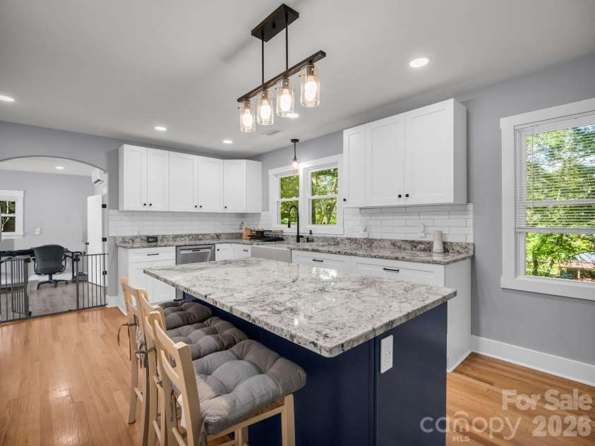 3208 Florida Drive, Hendersonville, NC 28792.  MLS# CAR4420340, YatesRealty ID 48937. Beautiful kitchen renovation completed in 2022!