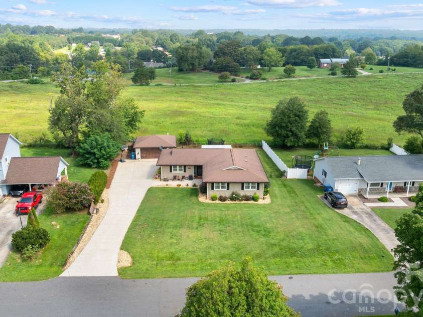 5000 Forest Ridge Drive, Hickory, NC 28602.  MLS# CAR4421800, YatesRealty ID 48939. 