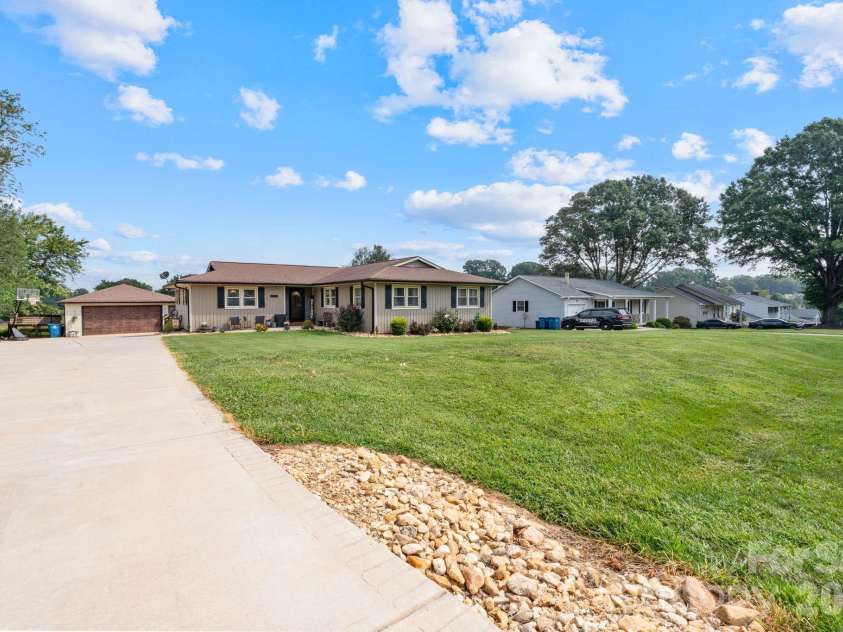 5000 Forest Ridge Drive, Hickory, NC 28602.  MLS# CAR4421800, YatesRealty ID 48939. 