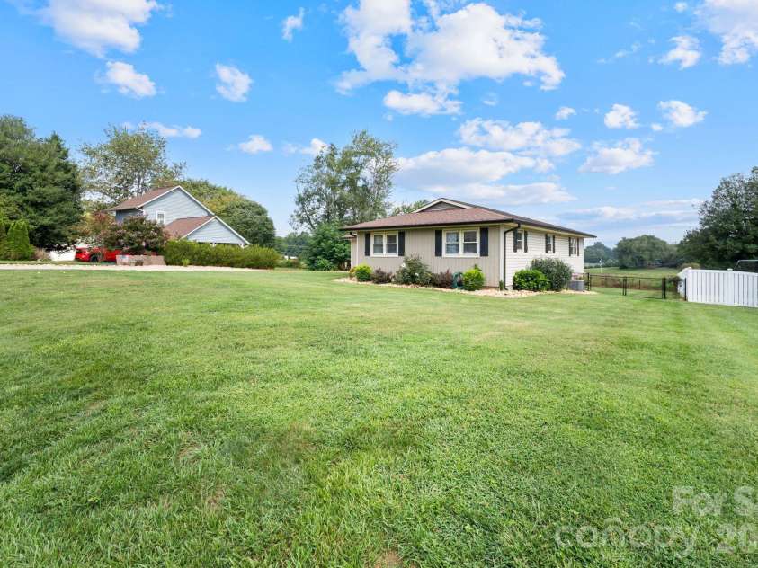 5000 Forest Ridge Drive, Hickory, NC 28602.  MLS# CAR4421800, YatesRealty ID 48939. 
