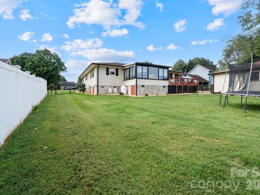5000 Forest Ridge Drive, Hickory, NC 28602.  MLS# CAR4421800, YatesRealty ID 48939. 