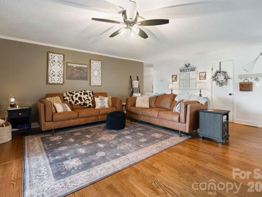 5000 Forest Ridge Drive, Hickory, NC 28602.  MLS# CAR4421800, YatesRealty ID 48939. 