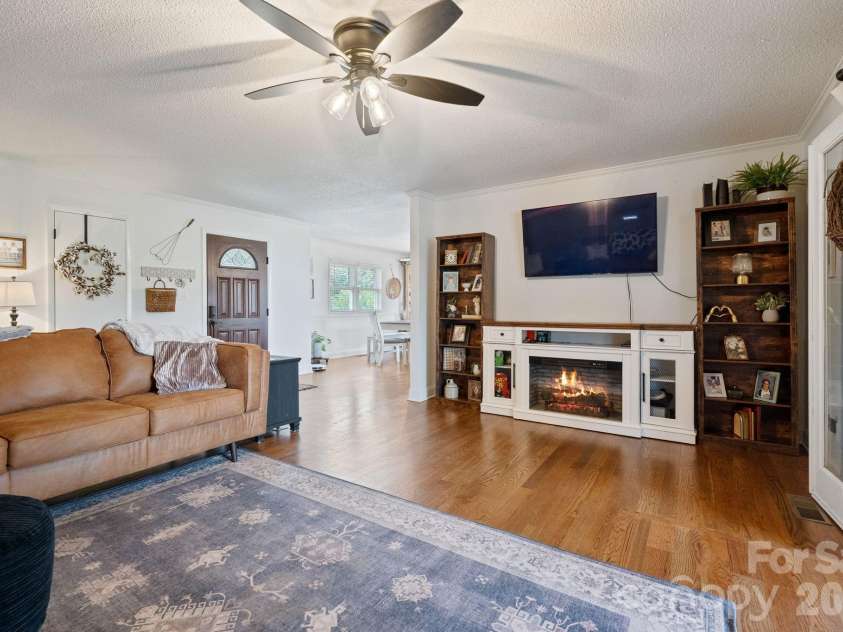 5000 Forest Ridge Drive, Hickory, NC 28602.  MLS# CAR4421800, YatesRealty ID 48939. 