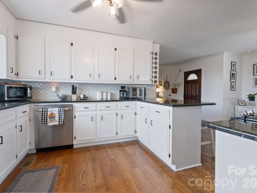 5000 Forest Ridge Drive, Hickory, NC 28602.  MLS# CAR4421800, YatesRealty ID 48939. 