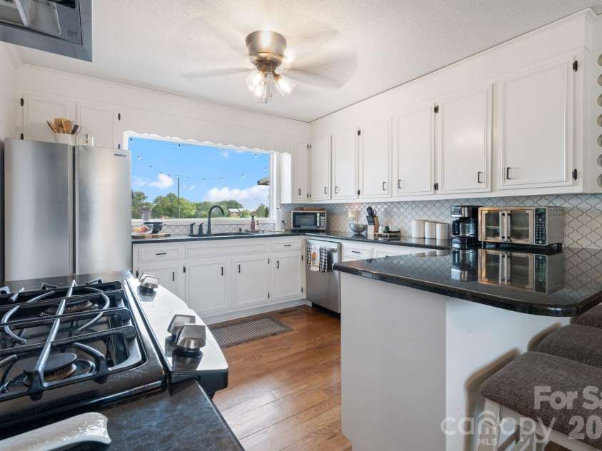5000 Forest Ridge Drive, Hickory, NC 28602.  MLS# CAR4421800, YatesRealty ID 48939. 