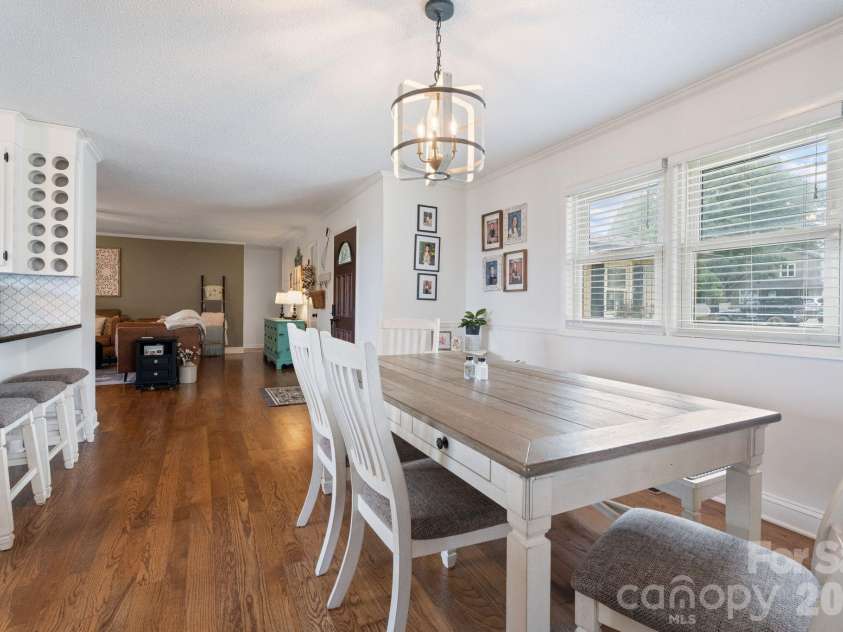 5000 Forest Ridge Drive, Hickory, NC 28602.  MLS# CAR4421800, YatesRealty ID 48939. 