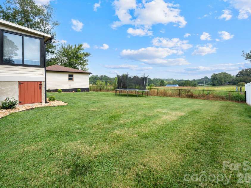 5000 Forest Ridge Drive, Hickory, NC 28602.  MLS# CAR4421800, YatesRealty ID 48939. 