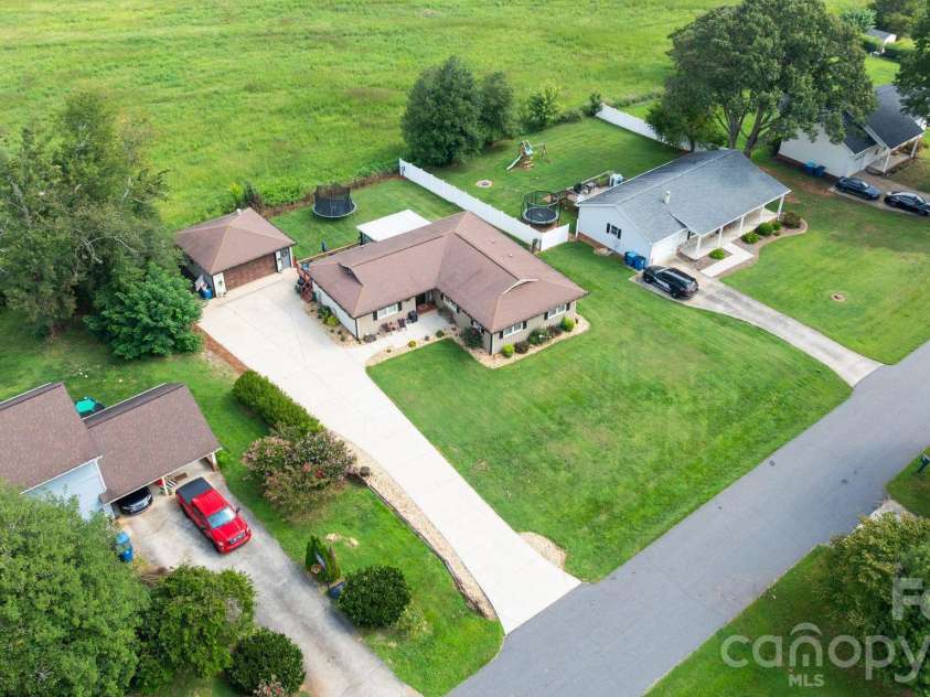 5000 Forest Ridge Drive, Hickory, NC 28602.  MLS# CAR4421800, YatesRealty ID 48939. 