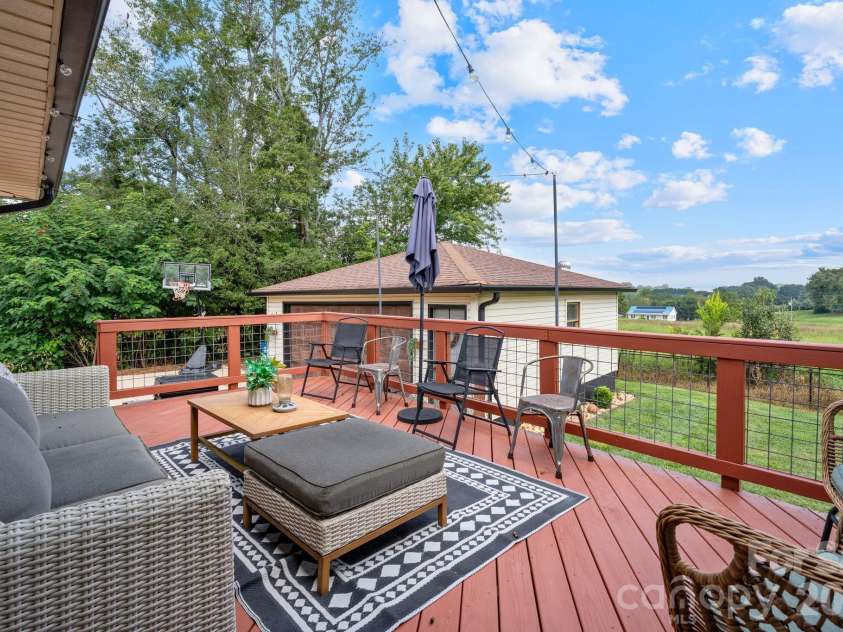 5000 Forest Ridge Drive, Hickory, NC 28602.  MLS# CAR4421800, YatesRealty ID 48939. 