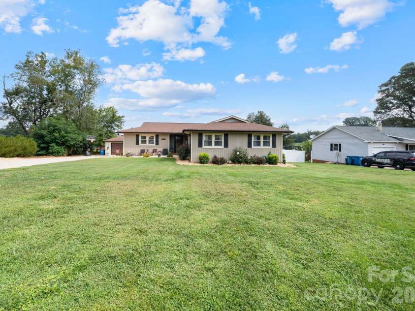 5000 Forest Ridge Drive, Hickory, NC 28602.  MLS# CAR4421800, YatesRealty ID 48939. 