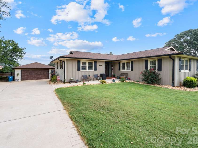 5000 Forest Ridge Drive, Hickory, NC 28602.  MLS# CAR4421800, YatesRealty ID 48939. 