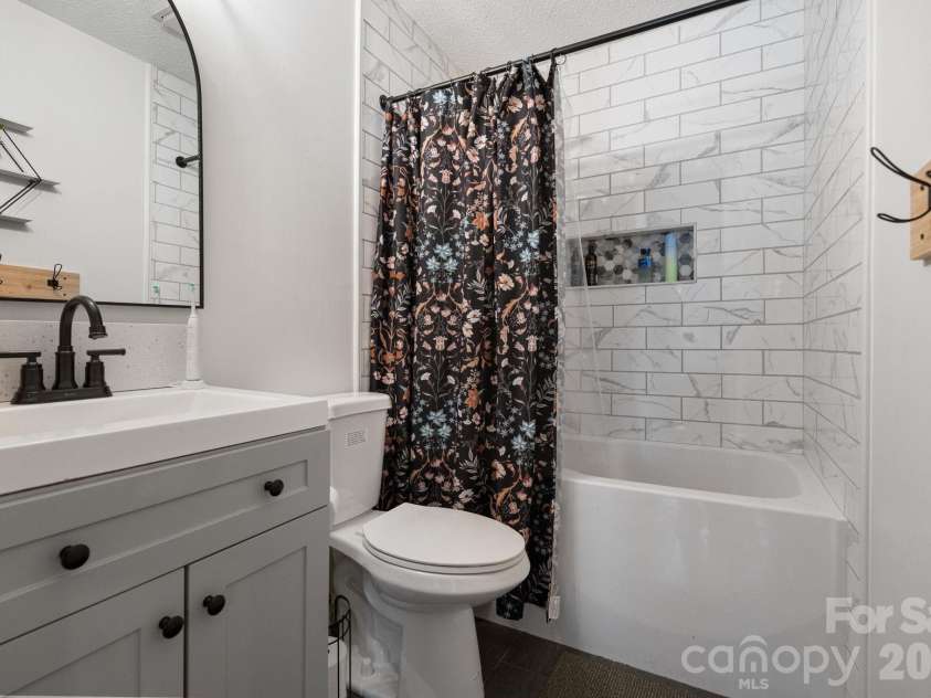 5000 Forest Ridge Drive, Hickory, NC 28602.  MLS# CAR4421800, YatesRealty ID 48939. 