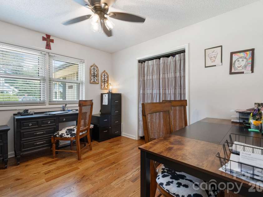 5000 Forest Ridge Drive, Hickory, NC 28602.  MLS# CAR4421800, YatesRealty ID 48939. 