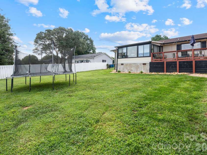 5000 Forest Ridge Drive, Hickory, NC 28602.  MLS# CAR4421800, YatesRealty ID 48939. 