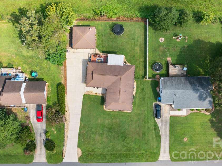 5000 Forest Ridge Drive, Hickory, NC 28602.  MLS# CAR4421800, YatesRealty ID 48939. 