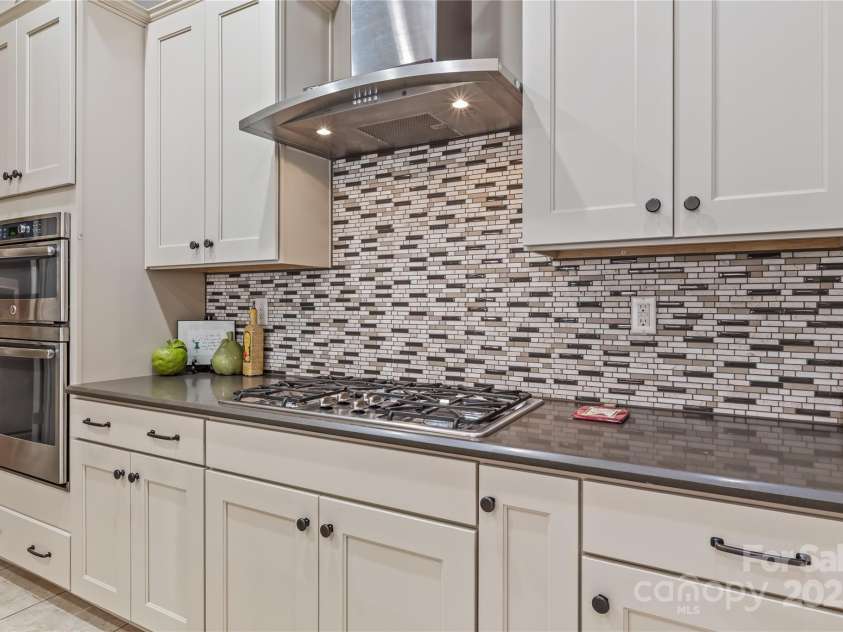 432 Granite Lake Court, Denver, NC 28037.  MLS# CAR4315639, YatesRealty ID 4894. 5 Burner Gas Range