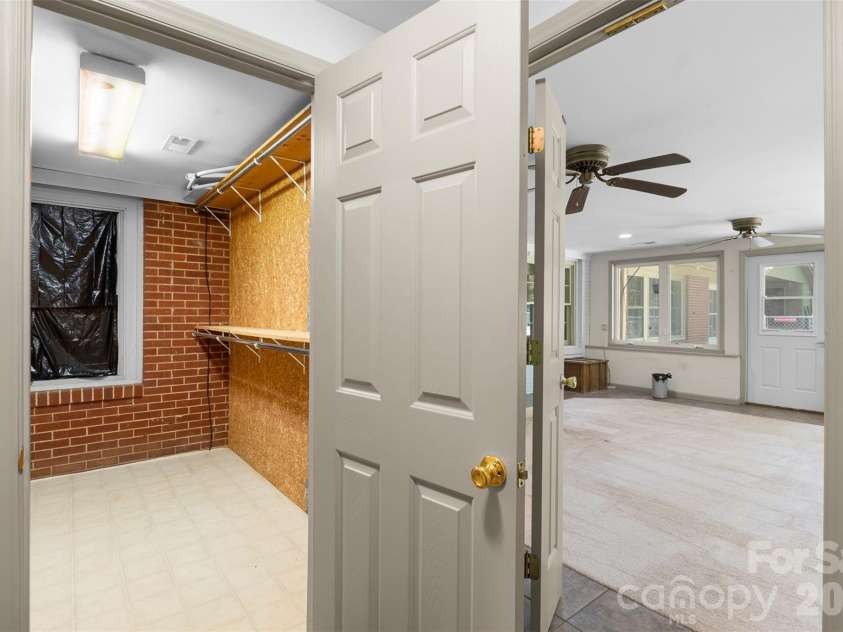 386 Broad Street, Denton, NC 27239.  MLS# CAR4421830, YatesRealty ID 48940. 