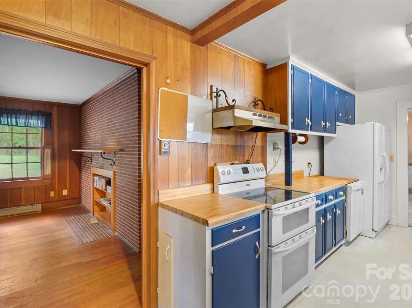 386 Broad Street, Denton, NC 27239.  MLS# CAR4421830, YatesRealty ID 48940. Kitchen