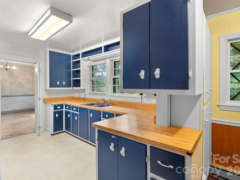 386 Broad Street, Denton, NC 27239.  MLS# CAR4421830, YatesRealty ID 48940. Kitchen