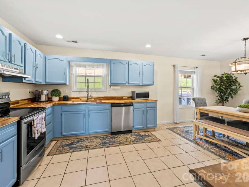 12 Sydney Lane, Asheville, NC 28806.  MLS# CAR4415588, YatesRealty ID 48941. 