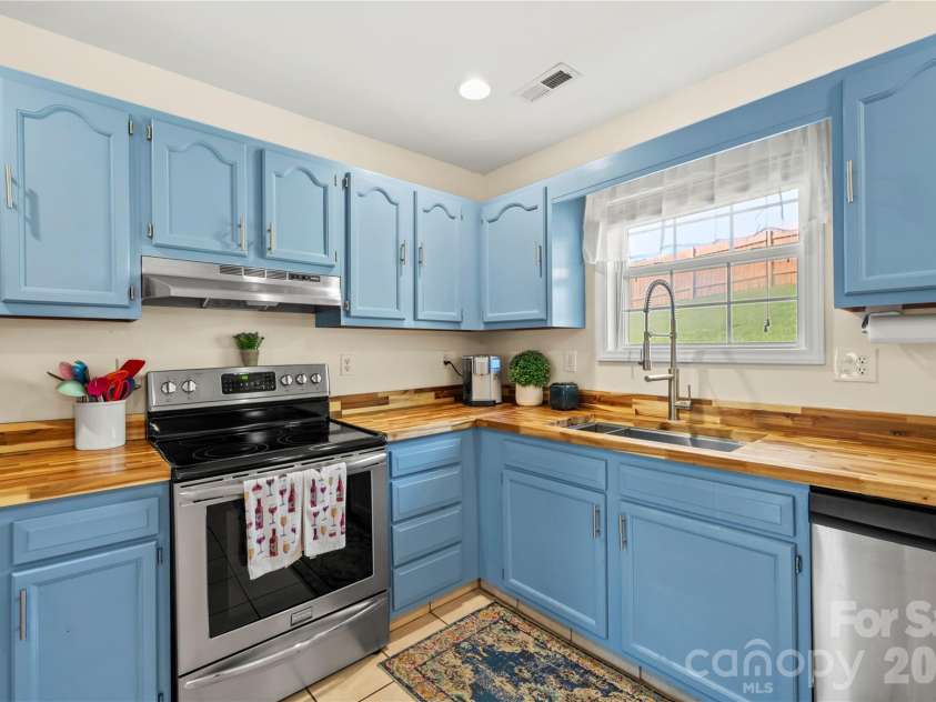 12 Sydney Lane, Asheville, NC 28806.  MLS# CAR4415588, YatesRealty ID 48941. 