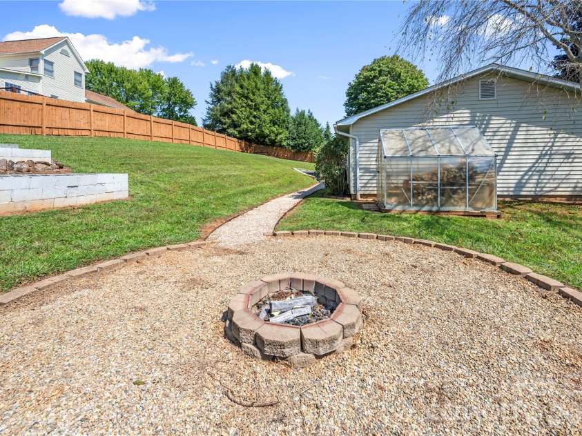12 Sydney Lane, Asheville, NC 28806.  MLS# CAR4415588, YatesRealty ID 48941. 