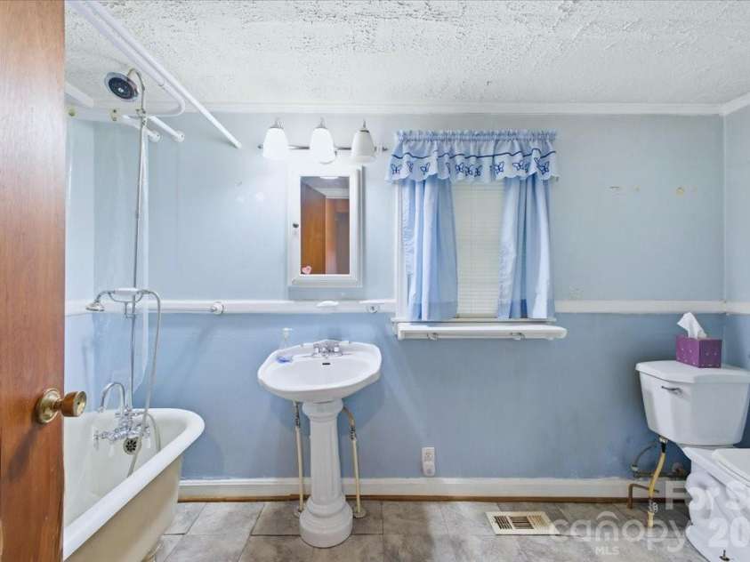 8512 Colgate Circle, Charlotte, NC 28214.  MLS# CAR4421835, YatesRealty ID 48942. 