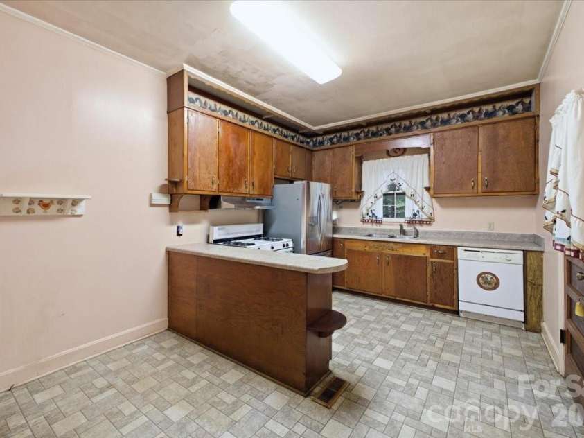 8512 Colgate Circle, Charlotte, NC 28214.  MLS# CAR4421835, YatesRealty ID 48942. 