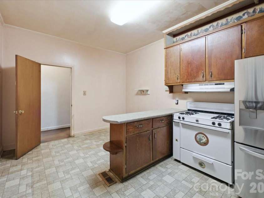 8512 Colgate Circle, Charlotte, NC 28214.  MLS# CAR4421835, YatesRealty ID 48942. 