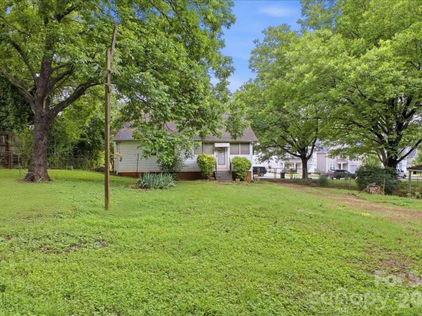 8512 Colgate Circle, Charlotte, NC 28214.  MLS# CAR4421835, YatesRealty ID 48942. 