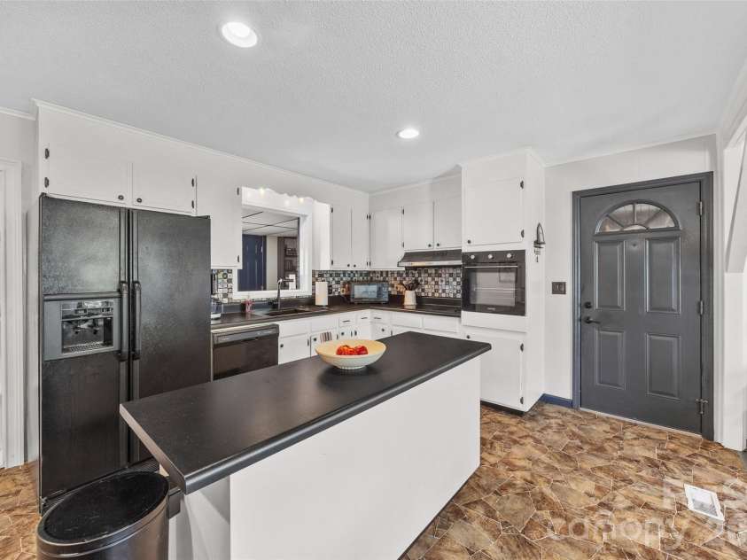 2435 Lewiston Drive, Gastonia, NC 28054.  MLS# CAR4420710, YatesRealty ID 48943. Kitchen