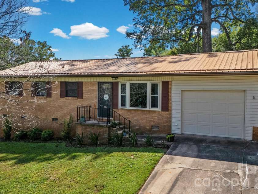 2435 Lewiston Drive, Gastonia, NC 28054.  MLS# CAR4420710, YatesRealty ID 48943. Welcome Home