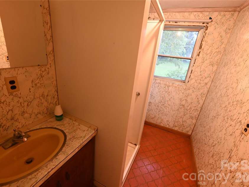 105 Owens Avenue, Drexel, NC 28690.  MLS# CAR4420529, YatesRealty ID 48945. 2nd LQ BA