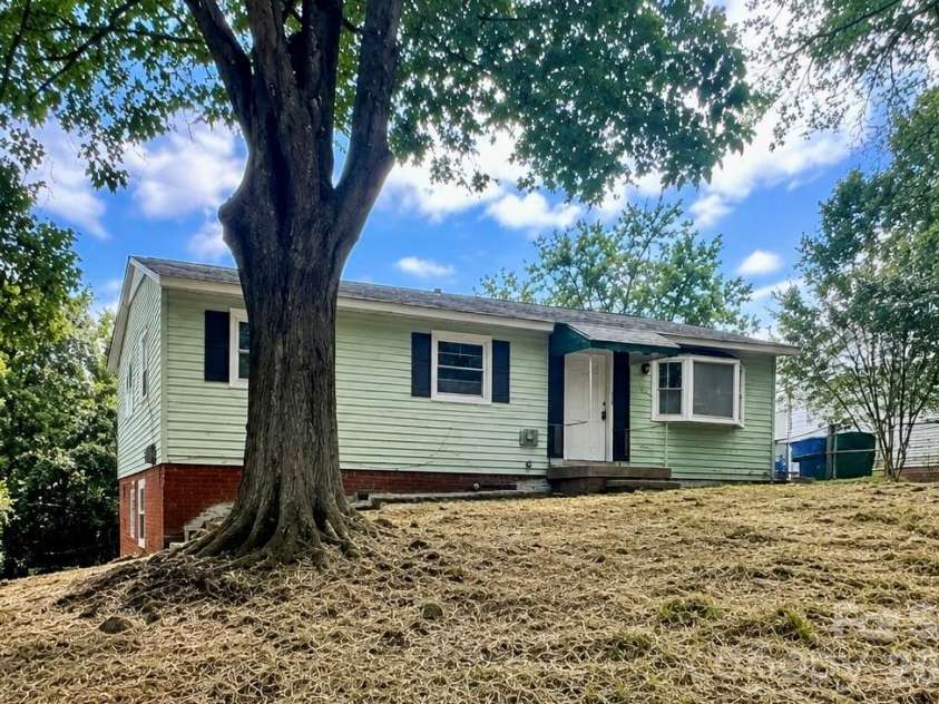 2756 Coronet Way, Charlotte, NC 28208.  MLS# CAR4421622, YatesRealty ID 48946. 
