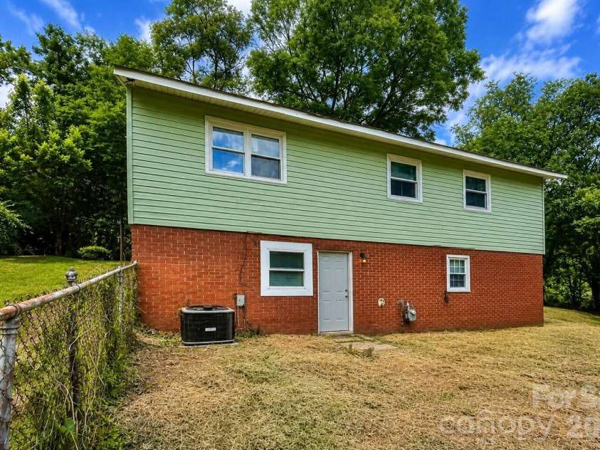 2756 Coronet Way, Charlotte, NC 28208.  MLS# CAR4421622, YatesRealty ID 48946. 