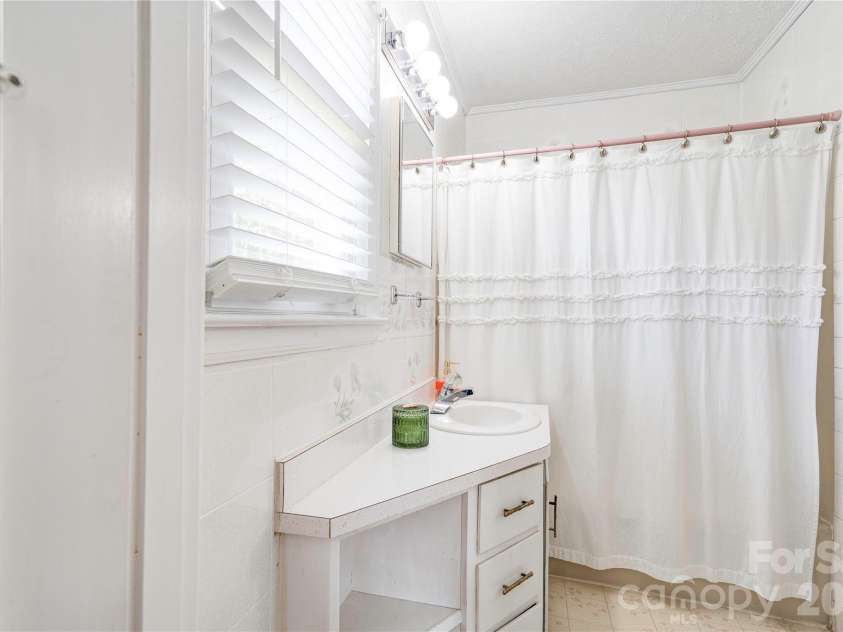 109 Delmar Road, Shelby, NC 28152.  MLS# CAR4421602, YatesRealty ID 48947. Bathroom